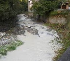 Apuane, le montagne con i fiumi bianchi. Per l’inquinamento degli intoccabili del marmo: “Violazioni note, ma continuano”