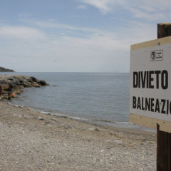 Versilia, due milioni dalla Regione per depurare il mare con disinfettante fuori norma