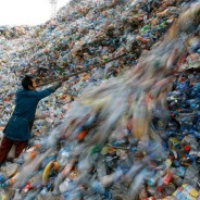 Nel mondo venduto un milione di bottiglie di plastica al minuto